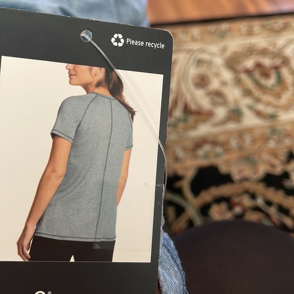 - Woman’s Eddie Bauer active tee - Picture 2 of 2
